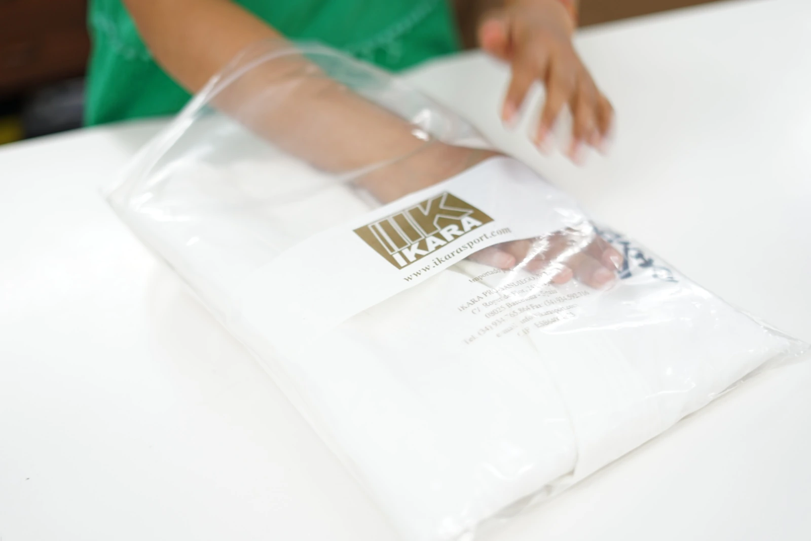 Empaquetado a mano de un uniforme IKARA