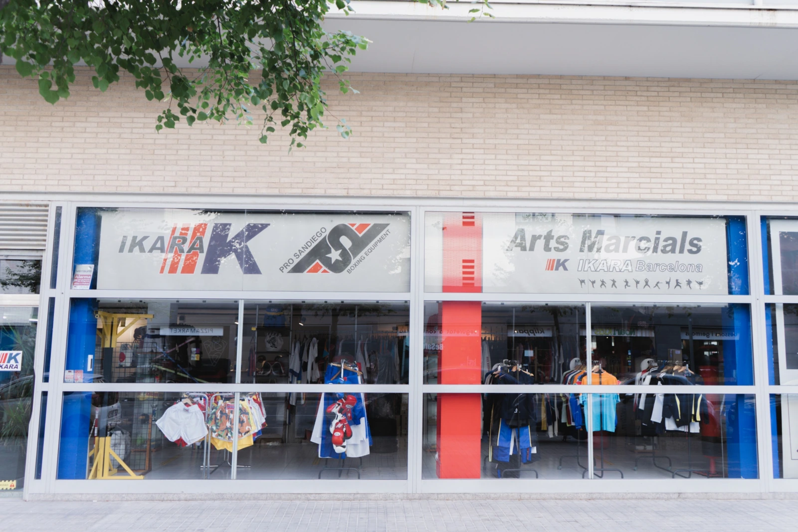 Fachada de la tienda IKARA en Barcelona